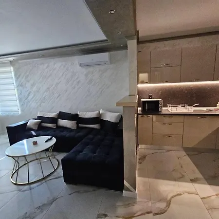 Small Flat - Walk To Station & Cathedral *