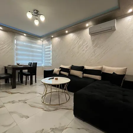 Апартамент Small Flat - Walk To Station & Cathedral Варна