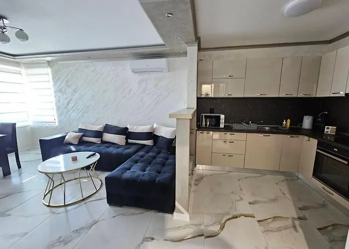 Апартамент Small Flat - Walk To Station & Cathedral Варна