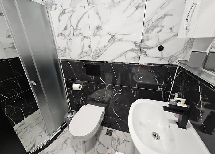 Small Flat - Walk To Station & Cathedral *